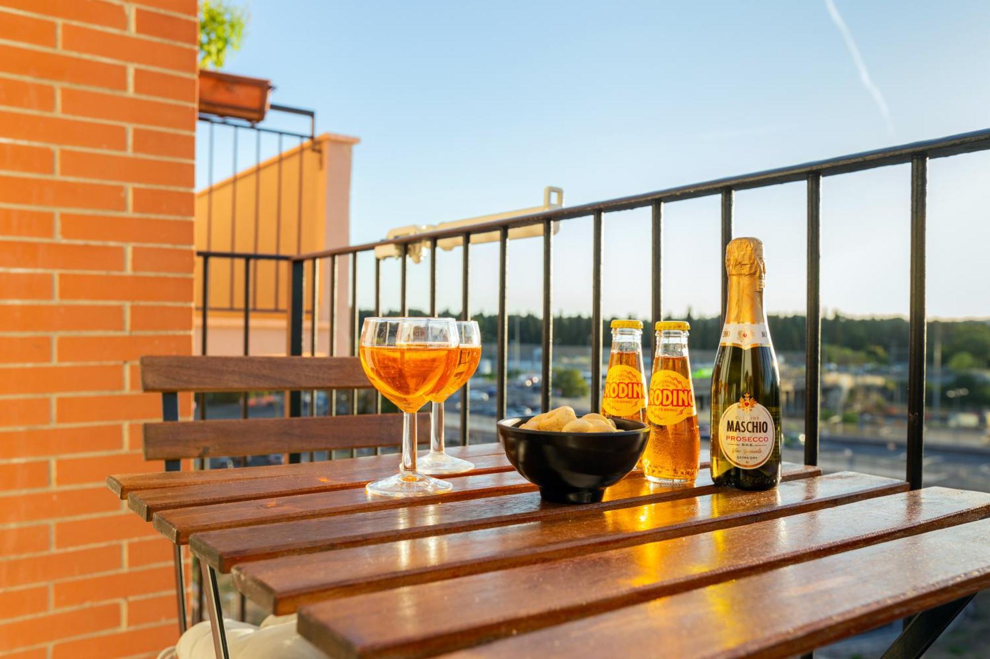 Stylish & Cozy - 5 Star Location- Balcony - View Rom
